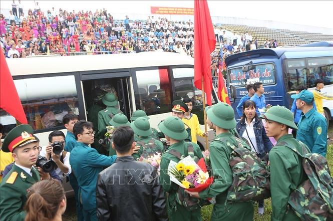 26. Thực tiễn 75 năm xây dựng, trưởng thành, chiến đấu và chiến thắng của quân đội đã cho thấy, sức mạnh chiến đấu của QĐND còn bắt nguồn từ nhân dân, từ sự yêu thương, đùm bọc, giúp đỡ của nhân dân các dân tộc Việt Nam đối với quân đội. Trong ảnh: Thanh niên huyện Đan Phượng, Hà Nội nô nức lên đường nhập ngũ. Ảnh: Dương Giang – TTXVN