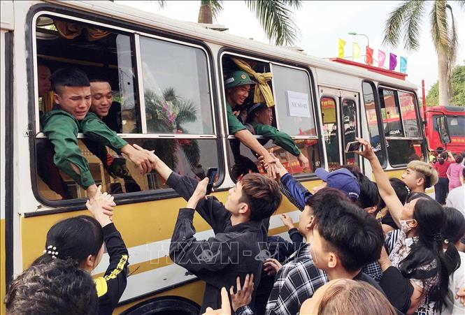Thanh niên Hưng Yên chia tay người thân, lên đường nhập ngũ năm 2019. Ảnh: Phạm KIên - TTXVN