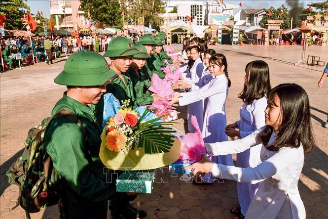Thanh niên tỉnh Bình Thuận lên đường nhập ngũ, bảo vệ Tổ quốc. Ảnh: Nguyễn Thanh - TTXVN