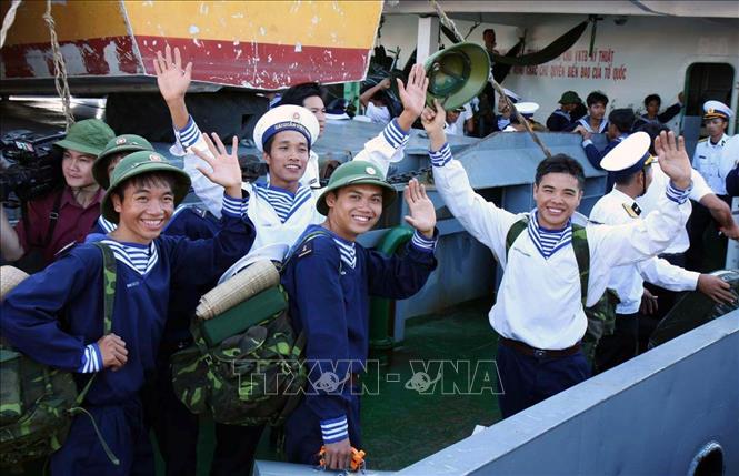 Các tân binh vẫy chào người thân, bạn bè, đồng đội để lên đường ra Trường Sa nhận nhiệm vụ. Ảnh: Phương Hoa - TTXVN