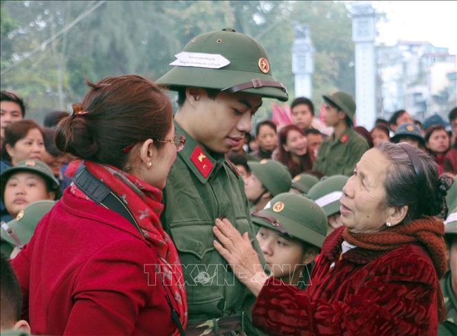 Người thân động viên con em lên đường nhập ngũ. Ảnh: TTXVN phát