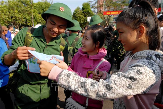 Chia tay người thân, phấn khởi lên đường nhập ngũ. Ảnh: Mạnh Linh - TTXVN