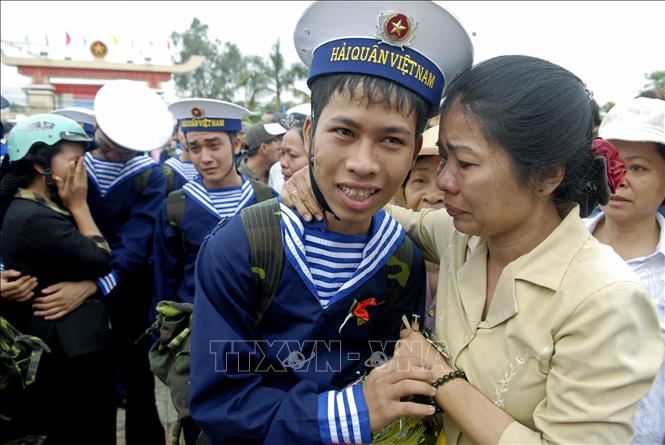 Thanh niên TP Hồ Chí Minh chia tay người thân, lên đường nhập ngũ. Ảnh: Thế Anh-TTXVN