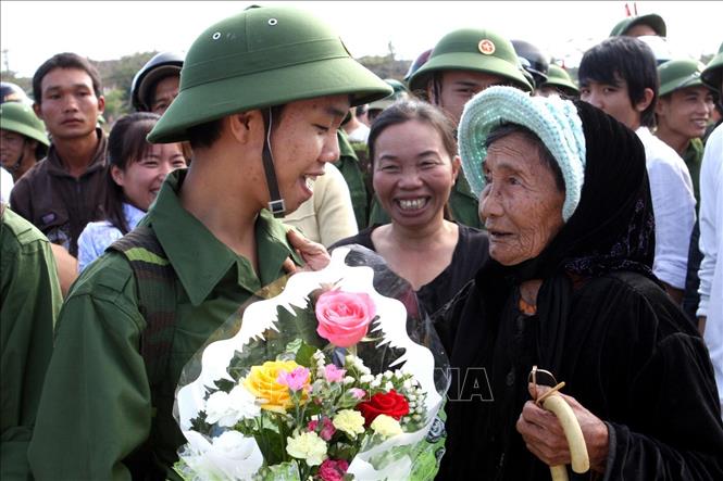 Đại diện các cụ cao tuổi đến động viên, tiễn đưa các tân binh lên đường làm nghĩa vụ quan sự. Ảnh: Trần Lê Lâm - TTXVN