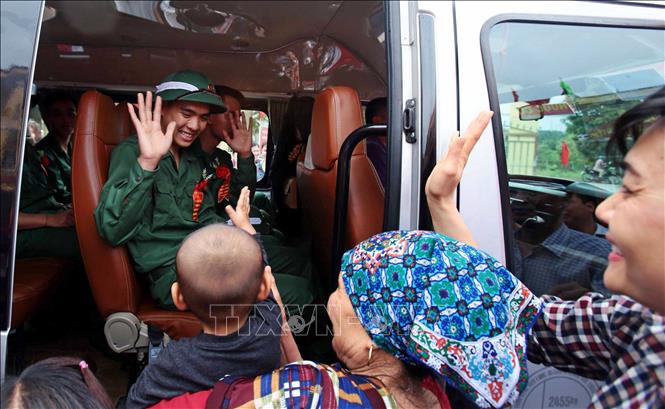 Tân binh huyện Văn Giang, Hưng Yên chia tay người thân lên đường nhập ngũ. Ảnh: Phạm Kiên - TTXVN