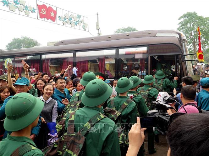 Trong ảnh: Tân binh tỉnh Thái Nguyên hăng hái lên đường nhập ngũ. Ảnh: Thu Hằng - TTXVN