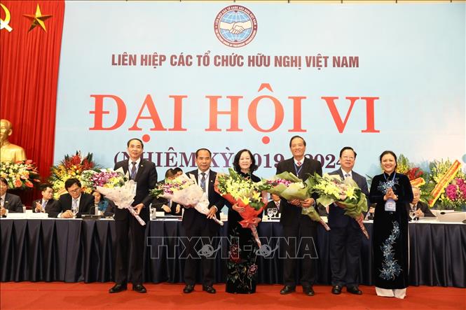 Trong ảnh: Chủ tịch Liên hiệp các tổ chức hữu nghị Việt Nam Nguyễn Phương Nga tặng hoa các Ủy viên Đoàn Chủ tịch, Ban Thường vụ khóa V, nhiệm kỳ 2013 - 2018 không tham gia Đoàn Chủ tịch, Ban Thường vụ khóa VI, nhiệm kỳ 2019 - 2024. Ảnh: Văn Điệp - TTXVN