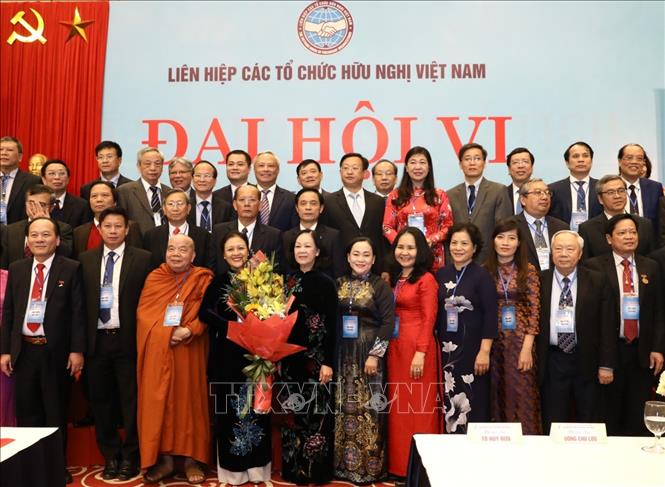 Trong ảnh: Ủy viên Bộ Chính trị, Bí thư Trung ương Đảng, Trưởng Ban Dân vận Trung ương tặng hoa chúc mừng Đoàn Chủ tịch và Ban Thường vụ khóa VI, nhiệm kỳ 2019-2024. Ảnh: Văn Điệp - TTXVN