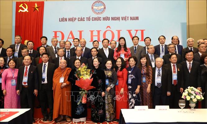 Trong ảnh: Ủy viên Bộ Chính trị, Bí thư Trung ương Đảng, Trưởng Ban Dân vận Trung ương tặng hoa chúc mừng Đoàn Chủ tịch và Ban Thường vụ khóa VI, nhiệm kỳ 2019-2024. Ảnh: Văn Điệp - TTXVN