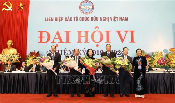 Trong ảnh: Chủ tịch Liên hiệp các tổ chức hữu nghị Việt Nam Nguyễn Phương Nga tặng hoa các Ủy viên Đoàn Chủ tịch, Ban Thường vụ khóa V, nhiệm kỳ 2013 - 2018 không tham gia Đoàn Chủ tịch, Ban Thường vụ khóa VI, nhiệm kỳ 2019 - 2024. Ảnh: Văn Điệp - TTXVN