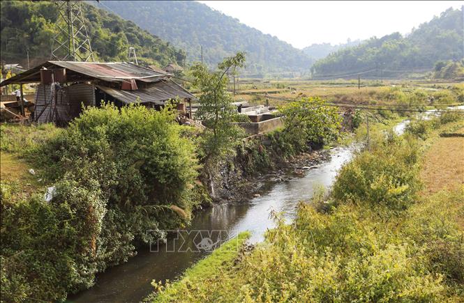 Trong ảnh: Một cơ sở chế biến dong riềng xả thải ra suối. Ảnh: Xuân Tư - TTXVN