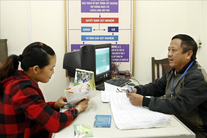 Trong ảnh: Nhằm thực hiện mục tiêu 90 - 90 - 90, Thái Nguyên triển khai hiệu quả các chuơng trình, dự án của Bộ Y tế đạt 79,38% người nhiễm HIV biết được tình trạng nhiễm của mình, 72,98% người nhiễm HIV được điều trị bằng thuốc ARV kháng vi rút và đạt 95,74% số người đang điều trị có tải lượng HIV ở mức thấp. Ảnh: Dương Ngọc – TTXVN