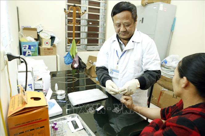 Trong ảnh: Nhằm thực hiện mục tiêu 90 - 90 - 90, Thái Nguyên triển khai hiệu quả các chuơng trình, dự án của Bộ Y tế đạt 79,38% người nhiễm HIV biết được tình trạng nhiễm của mình, 72,98% người nhiễm HIV được điều trị bằng thuốc ARV kháng vi rút và đạt 95,74% số người đang điều trị có tải lượng HIV ở mức thấp. Ảnh: Dương Ngọc – TTXVN