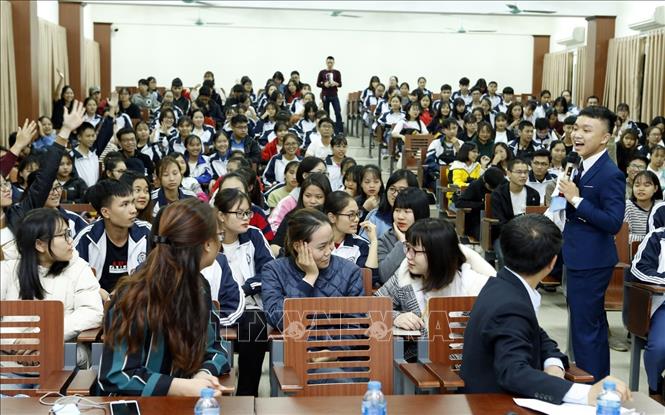Trong ảnh: Các nhóm đồng đẳng viên truyền thông Chiến dịch “Không phát hiện = Không lây truyền (K = K) tuân thủ điều trị uống thuốc ARV hàng ngày theo chỉ định, đạt được và duy trì tải lượng vi rút dưới ngưỡng phát hiện sẽ không có nguy cơ lây truyền HIV cho sinh viên các trường đại học tại Thái Nguyên. Ảnh: Dương Ngọc – TTXVN