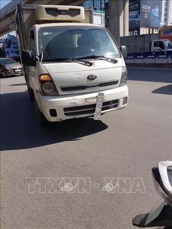 Trong ảnh : Xe ô tô BKS 29C-393.19 tại hiện trường vụ tai nạn. Ảnh : TTXVN phát