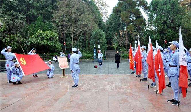 Trong ảnh: Lễ kết nạp Đảng viên mới của Lớp thạc sĩ Tâm lý học khóa 2018, trường Đại học Tây Nam tại Trùng Khánh, Tứ Xuyên được tổ chức tại Khu tưởng niệm liệt sĩ Hồng quân trong cuộc Trường Chinh, tại Tuân Nghĩa, Quý Châu. Ảnh: Vĩnh Hà - PV TTXVN tại Trung Quốc