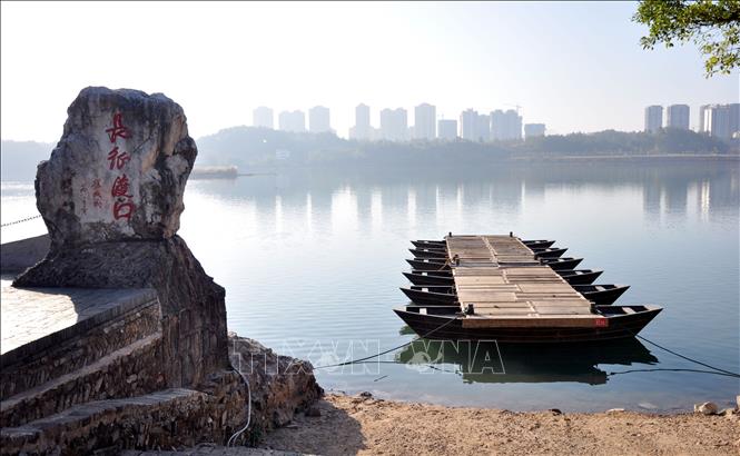 Trong ảnh: Di chỉ lần vượt sông đầu tiên ở huyện Vu Đô, thành phố Cán Châu, tỉnh Giang Tây, nơi khởi đầu cuộc Trường Chinh của Hồng quân Trung Quốc. Ảnh: Vĩnh Hà - PV TTXVN tại Trung Quốc