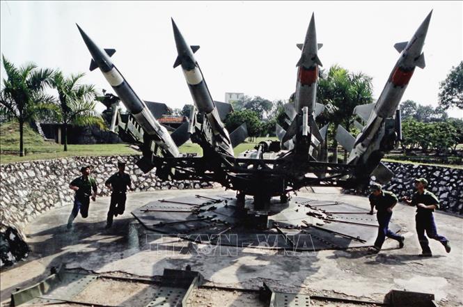 Xây dựng thực lực, tiềm lực quốc phòng; xây dựng lực lượng vũ trang nhân dân vững mạnh, có sức chiến đấu cao, làm nòng cốt bảo vệ Tổ quốc. Trong ảnh: Chiến sỹ Sư đoàn Phòng không 367 luyện tập triển khai sẵn sàng chiến đấu. Ảnh: TTXVN phát