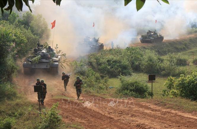 Xây dựng thực lực, tiềm lực quốc phòng; xây dựng lực lượng vũ trang nhân dân vững mạnh, có sức chiến đấu cao, làm nòng cốt bảo vệ Tổ quốc. Trong ảnh: Trung đoàn xe tăng 406 (Quân khu II) hoàn thành tốt nhiệm vụ huấn luyện, sẵn sàng chiến đấu trong mọi tình huống. Ảnh: Trọng Đức - TTXVN