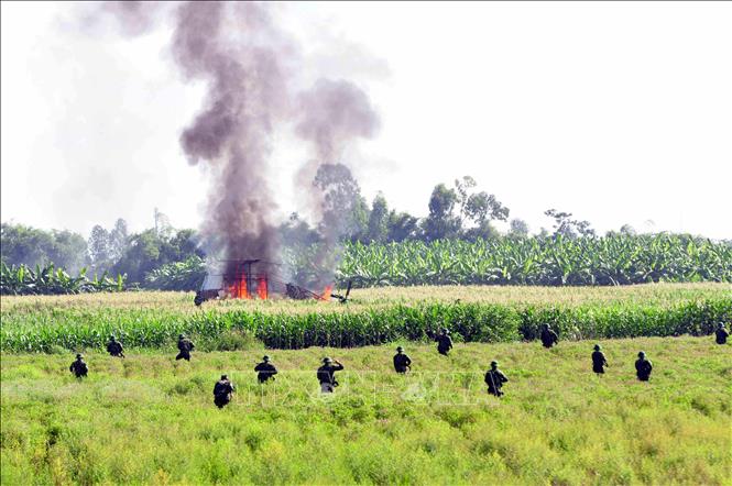 Xây dựng phòng thủ quân khu, khu vực phòng thủ vững chắc toàn diện, hợp thành phòng thủ đất nước; củng cố, tăng cường tiềm lực quốc phòng vùng chiến lược, trọng điểm, biển, đảo, khu vực biên giới, địa bàn xung yếu. Trong ảnh: Lực lượng bộ đội địa phương tỉnh Hưng Yên (Quân khu 3) thực hành đánh địch đổ bộ đường không trong cuộc diễn tập khu vực phòng thủ năm 2017. Ảnh: Đinh Tuấn - TTXVN
