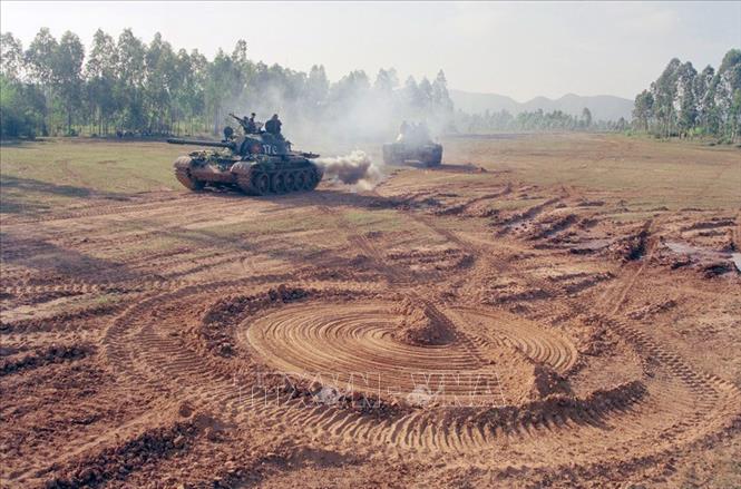Xây dựng thực lực, tiềm lực quốc phòng; xây dựng lực lượng vũ trang nhân dân vững mạnh, có sức chiến đấu cao, làm nòng cốt bảo vệ Tổ quốc. Trong ảnh: Xe tăng của Tiểu đoàn 2, Lữ đoàn 215 (Binh chủng Tăng-Thiết giáp) thực hành chiến đấu trong địa hình phức tạp tại buổi diễn tập chiến đấu năm 2002. Ảnh: Phùng Triệu - TTXVN