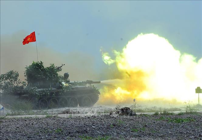 Xây dựng thực lực, tiềm lực quốc phòng; xây dựng lực lượng vũ trang nhân dân vững mạnh, có sức chiến đấu cao, làm nòng cốt bảo vệ Tổ quốc. Trong ảnh: Lực lượng xe tăng của Binh đoàn Cửu Long khai hỏa tiêu diệt các mục tiêu địch trên chiến trường, trong cuộc diễn tập chiến thuật bắn đạn thật cấp tiểu đoàn năm 2014. Ảnh: Trọng Đức - TTXVN