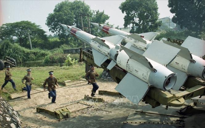 Xây dựng thực lực, tiềm lực quốc phòng; xây dựng lực lượng vũ trang nhân dân vững mạnh, có sức chiến đấu cao, làm nòng cốt bảo vệ Tổ quốc. Trong ảnh: Luyện tập sẵn sàng chiến đấu ở Tiểu đoàn tên lửa 77, Trung đoàn 257 (Sư đoàn Phòng không 361), đơn vị bắn rơi nhiều máy bay Mỹ B-52 nhất trong trận 12 ngày đêm tháng 12/1972. Ảnh: Tùng Lâm - TTXVN