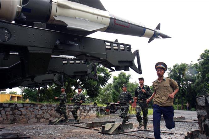 Xây dựng thực lực, tiềm lực quốc phòng; xây dựng lực lượng vũ trang nhân dân vững mạnh, có sức chiến đấu cao, làm nòng cốt bảo vệ Tổ quốc. Trong ảnh: Huấn luyện báo động chiến đấu cấp 1 ở Đại đội hỏa lực tên lửa 125M, Tiểu đoàn 116, Trung đoàn 67, Sư đoàn Phòng không 367. Ảnh: Trọng Đức - TTXVN