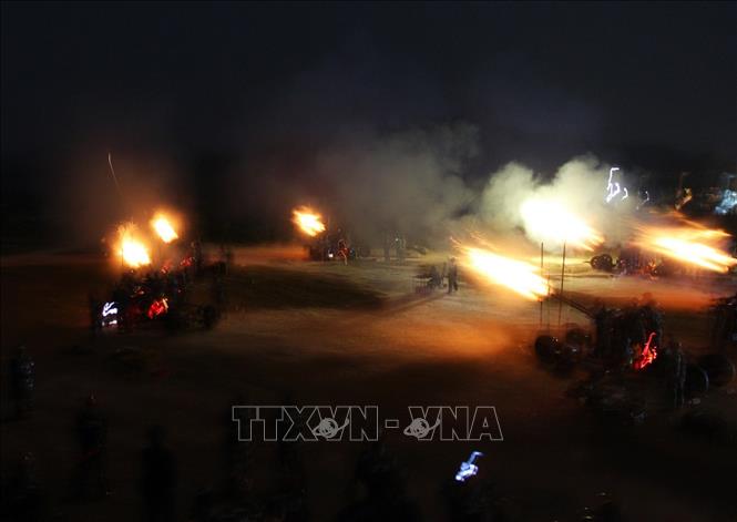 Xây dựng thực lực, tiềm lực quốc phòng; xây dựng lực lượng vũ trang nhân dân vững mạnh, có sức chiến đấu cao, làm nòng cốt bảo vệ Tổ quốc. Trong ảnh: Trận địa pháo phòng không 37 mm nhả đạn truy diệt mục tiêu trong cuộc diễn tập thường niên có bắn đạn thật năm 2011 của Quân chủng Phòng không - Không quân. Ảnh: Trọng Đức - TTXVN