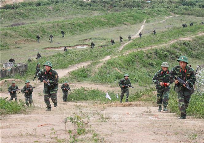 Xây dựng phòng thủ quân khu, khu vực phòng thủ vững chắc toàn diện, hợp thành phòng thủ đất nước; củng cố, tăng cường tiềm lực quốc phòng vùng chiến lược, trọng điểm, biển, đảo, khu vực biên giới, địa bàn xung yếu. Trong ảnh: Lực lượng bộ đội địa phương tỉnh Bắc Ninh triển khai phương án “Đánh bắt giải thoát con tin, đánh chiếm lại mục tiêu” trong cuộc tổng kết diễn tập khu vực phòng thủ năm 2017. Ảnh: Thái Hùng - TTXVN