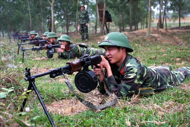 Xây dựng phòng thủ quân khu, khu vực phòng thủ vững chắc toàn diện, hợp thành phòng thủ đất nước; củng cố, tăng cường tiềm lực quốc phòng vùng chiến lược, trọng điểm, biển, đảo, khu vực biên giới, địa bàn xung yếu. Trong ảnh: Giờ tập bắn súng trung liên trên thao trường của chiến sĩ Trung đoàn 18 - một trong những đơn vị chủ lực của Sư đoàn 325 (Binh đoàn Hương Giang). Ảnh: Trọng Đức - TTXVN