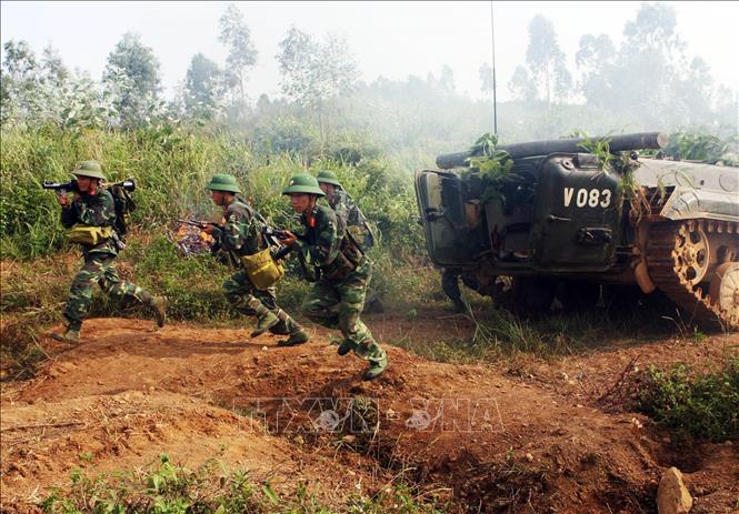 Xây dựng phòng thủ quân khu, khu vực phòng thủ vững chắc toàn diện, hợp thành phòng thủ đất nước; củng cố, tăng cường tiềm lực quốc phòng vùng chiến lược, trọng điểm, biển, đảo, khu vực biên giới, địa bàn xung yếu. Trong ảnh: Bộ binh huấn luyện chiến đấu đổ bộ từ xe tăng. Ảnh: Trọng Đức - TTXVN