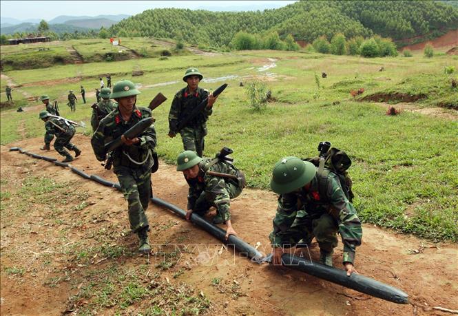 Xây dựng phòng thủ quân khu, khu vực phòng thủ vững chắc toàn diện, hợp thành phòng thủ đất nước; củng cố, tăng cường tiềm lực quốc phòng vùng chiến lược, trọng điểm, biển, đảo, khu vực biên giới, địa bàn xung yếu. Trong ảnh: Bài tập đặt bộc phá mở cửa, đánh chiến đầu cầu trong mùa huấn luyện chiến đấu năm 2912 của chiến sĩ Trung đoàn bộ binh 174, Sư đoàn 316 (Quân khu II). Ảnh: Trọng Đức - TTXVN