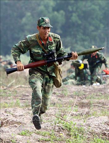 Xây dựng phòng thủ quân khu, khu vực phòng thủ vững chắc toàn diện, hợp thành phòng thủ đất nước; củng cố, tăng cường tiềm lực quốc phòng vùng chiến lược, trọng điểm, biển, đảo, khu vực biên giới, địa bàn xung yếu. Trong ảnh: Chiến sĩ hỏa lực B41 Binh đoàn Cửu Long xung phong đánh mục tiêu trong cuộc diễn tập chiến thuật có bắn đạn thật cấp tiểu đoàn năm 2013. Ảnh: Trọng Đức - TTXVN