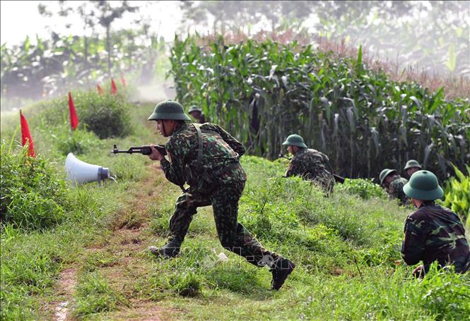 Xây dựng phòng thủ quân khu, khu vực phòng thủ vững chắc toàn diện, hợp thành phòng thủ đất nước; củng cố, tăng cường tiềm lực quốc phòng vùng chiến lược, trọng điểm, biển, đảo, khu vực biên giới, địa bàn xung yếu. Trong ảnh: Lực lượng bộ đội địa phương tỉnh Hưng Yên (Quân khu 3) thực hành đánh địch đổ bộ đường không trong cuộc diễn tập khu vực phòng thủ năm 2017. Ảnh: Đinh Tuấn - TTXVN