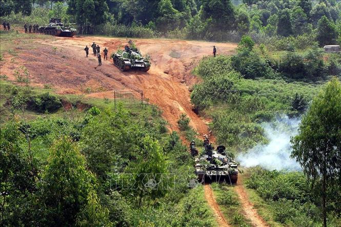 Xây dựng phòng thủ quân khu, khu vực phòng thủ vững chắc toàn diện, hợp thành phòng thủ đất nước; củng cố, tăng cường tiềm lực quốc phòng vùng chiến lược, trọng điểm, biển, đảo, khu vực biên giới, địa bàn xung yếu. Trong ảnh: Buổi diễn tập đội hình tăng chiến đấu của Trung đoàn Tăng-Thiết giáp 406 (Quân khu II). Ảnh: Trọng Đức - TTXVN