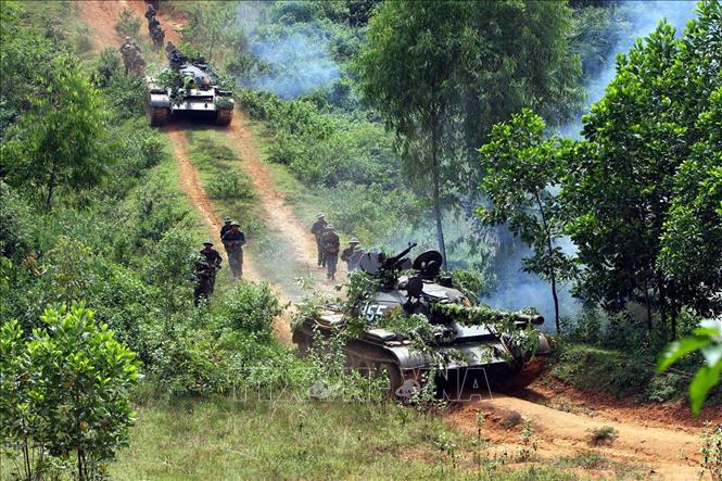 Xây dựng phòng thủ quân khu, khu vực phòng thủ vững chắc toàn diện, hợp thành phòng thủ đất nước; củng cố, tăng cường tiềm lực quốc phòng vùng chiến lược, trọng điểm, biển, đảo, khu vực biên giới, địa bàn xung yếu. Trong ảnh: Buổi diễn tập đội hình tăng chiến đấu của Trung đoàn Tăng-Thiết giáp 406 (Quân khu II). Ảnh: Trọng Đức - TTXVN