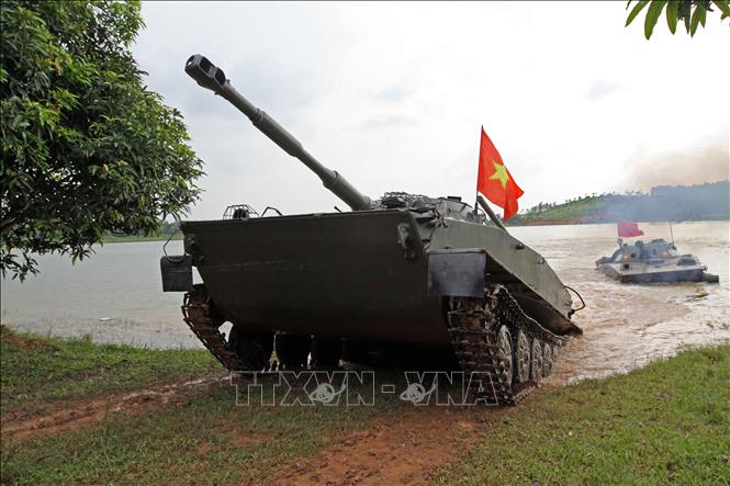 Xây dựng phòng thủ quân khu, khu vực phòng thủ vững chắc toàn diện, hợp thành phòng thủ đất nước; củng cố, tăng cường tiềm lực quốc phòng vùng chiến lược, trọng điểm, biển, đảo, khu vực biên giới, địa bàn xung yếu. Trong ảnh: Trung đội tăng thuộc Tiểu đoàn 1047, Lữ đoàn Hải quân đánh bộ 147 (Vùng 1 Hải quân) phối hợp diễn tập tấn công đánh chiếm mục tiêu. Ảnh: Trọng Đức - TTXVN