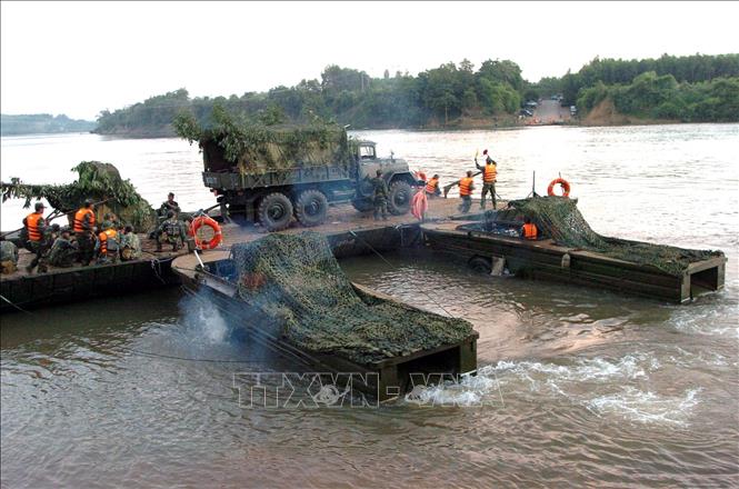 Xây dựng phòng thủ quân khu, khu vực phòng thủ vững chắc toàn diện, hợp thành phòng thủ đất nước; củng cố, tăng cường tiềm lực quốc phòng vùng chiến lược, trọng điểm, biển, đảo, khu vực biên giới, địa bàn xung yếu. Trong ảnh: Diễn tập ghép phà quân sự qua sông Đồng Nai của các đơn vị thuộc Đoàn Công binh N50 (Quân đoàn 4). Ảnh: Trọng Đức - TTXVN