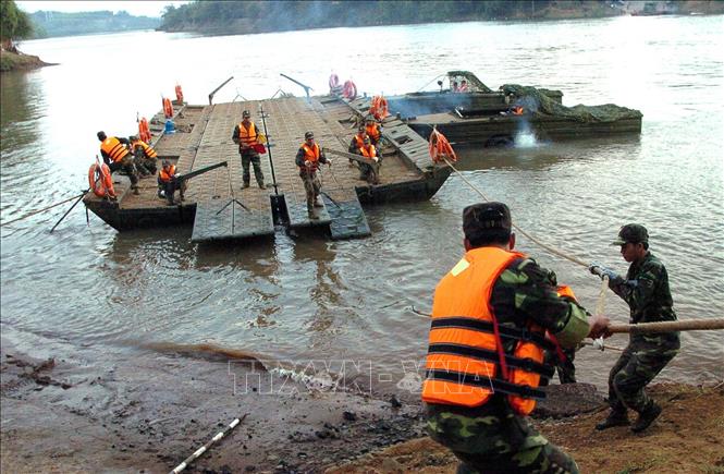 Xây dựng phòng thủ quân khu, khu vực phòng thủ vững chắc toàn diện, hợp thành phòng thủ đất nước; củng cố, tăng cường tiềm lực quốc phòng vùng chiến lược, trọng điểm, biển, đảo, khu vực biên giới, địa bàn xung yếu. Trong ảnh: Diễn tập ghép phà quân sự qua sông Đồng Nai của các đơn vị thuộc Đoàn Công binh N50 (Quân đoàn 4). Ảnh: Trọng Đức - TTXVN