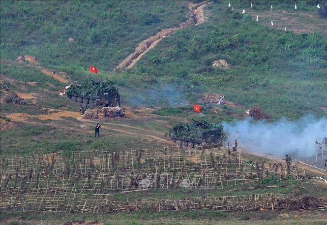 Xây dựng phòng thủ quân khu, khu vực phòng thủ vững chắc toàn diện, hợp thành phòng thủ đất nước; củng cố, tăng cường tiềm lực quốc phòng vùng chiến lược, trọng điểm, biển, đảo, khu vực biên giới, địa bàn xung yếu. Trong ảnh: Xe thiết giáp của Sư đoàn bộ binh 316 (Quân khu II) dẫn bộ binh vượt cửa mở tấn công địch trong cuộc diễn tập chiến thuật có bắn đạn thật một bên hai cấp có hiệp đồng với các lực lượng vũ trang địa phương, dân quân tự vệ, thiết giáp, thông tin...năm 2015. Ảnh: Trọng Đức - TTXVN