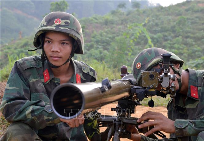 Xây dựng phòng thủ quân khu, khu vực phòng thủ vững chắc toàn diện, hợp thành phòng thủ đất nước; củng cố, tăng cường tiềm lực quốc phòng vùng chiến lược, trọng điểm, biển, đảo, khu vực biên giới, địa bàn xung yếu. Trong ảnh: Chiến sĩ tiểu đội hỏa lực DKZ, Trung đoàn 148, Sư đoàn bộ binh 316 (Quân khu II) tham gia cuộc diễn tập chiến thuật có bắn đạn thật một bên hai cấp có hiệp đồng với các lực lượng vũ trang địa phương, dân quân tự vệ, thiết giáp, thông tin...năm 2015. Ảnh: Trọng Đức – TTXVN