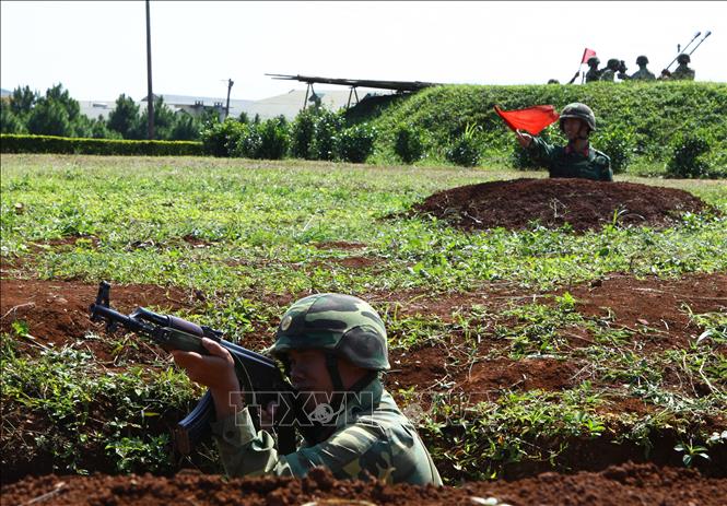 Xây dựng phòng thủ quân khu, khu vực phòng thủ vững chắc toàn diện, hợp thành phòng thủ đất nước; củng cố, tăng cường tiềm lực quốc phòng vùng chiến lược, trọng điểm, biển, đảo, khu vực biên giới, địa bàn xung yếu. Trong ảnh: Lữ đoàn Phòng không 234, Quân đoàn 3 luôn chú trọng nhiệm vụ huấn luyện, luyện tập chuyển trạng thái sẵn sàng chiến đấu cơ động trước mọi tình huống để bảo vệ vùng trời thiêng liêng của Tổ quốc. Ảnh: Dương Giang - TTXVN