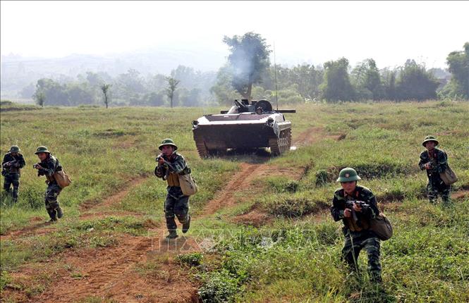 Xây dựng phòng thủ quân khu, khu vực phòng thủ vững chắc toàn diện, hợp thành phòng thủ đất nước; củng cố, tăng cường tiềm lực quốc phòng vùng chiến lược, trọng điểm, biển, đảo, khu vực biên giới, địa bàn xung yếu. Trong ảnh: Huấn luyện bộ binh phối hợp chiến đấu cùng xe lội nước tại Trung đoàn Thủ đô, Sư đoàn 308 (Quân đoàn I . Ảnh: Trọng Đức - TTXVN