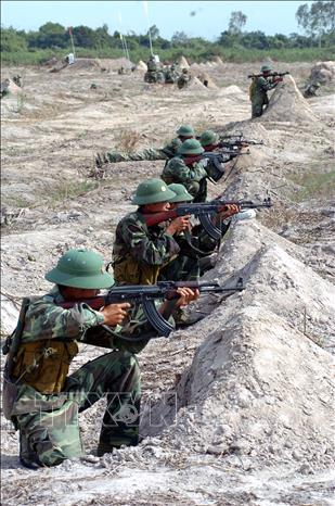 Xây dựng phòng thủ quân khu, khu vực phòng thủ vững chắc toàn diện, hợp thành phòng thủ đất nước; củng cố, tăng cường tiềm lực quốc phòng vùng chiến lược, trọng điểm, biển, đảo, khu vực biên giới, địa bàn xung yếu. Trong ảnh: Lực lượng bộ binh của Sư đoàn 9 (Quân đoàn 4) tham gia diễn tập hiệp đồng các binh chủng, binh khí có bắn đạn thật cấp trung đoàn, năm 2010. Ảnh: Trọng Đức - TTXVN