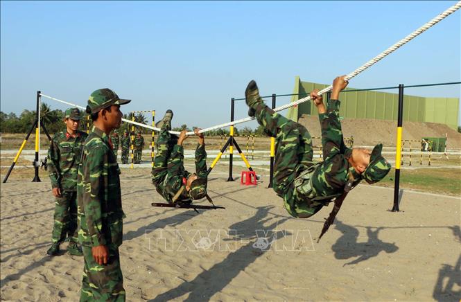 Xây dựng phòng thủ quân khu, khu vực phòng thủ vững chắc toàn diện, hợp thành phòng thủ đất nước; củng cố, tăng cường tiềm lực quốc phòng vùng chiến lược, trọng điểm, biển, đảo, khu vực biên giới, địa bàn xung yếu. Trong ảnh: Chiến sĩ mới Bộ đội Biên phòng tỉnh Sóc Trăng (Quân khu 9) khổ luyện tại thao trường. Ảnh: Trung Hiếu - TTXVN