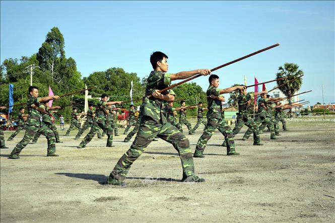 Xây dựng phòng thủ quân khu, khu vực phòng thủ vững chắc toàn diện, hợp thành phòng thủ đất nước; củng cố, tăng cường tiềm lực quốc phòng vùng chiến lược, trọng điểm, biển, đảo, khu vực biên giới, địa bàn xung yếu. Trong ảnh: Các chiến sĩ Bộ đội Biên phòng tỉnh Kiên Giang diễn tập võ thuật. Ảnh: Lê Sen – TTXVN