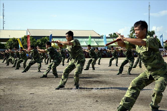 Xây dựng phòng thủ quân khu, khu vực phòng thủ vững chắc toàn diện, hợp thành phòng thủ đất nước; củng cố, tăng cường tiềm lực quốc phòng vùng chiến lược, trọng điểm, biển, đảo, khu vực biên giới, địa bàn xung yếu. Trong ảnh: Các chiến sĩ Bộ đội Biên phòng tỉnh Kiên Giang diễn tập võ thuật. Ảnh: Lê Sen – TTXVN