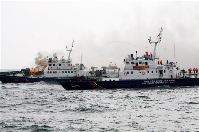 Xây dựng phòng thủ quân khu, khu vực phòng thủ vững chắc toàn diện, hợp thành phòng thủ đất nước; củng cố, tăng cường tiềm lực quốc phòng vùng chiến lược, trọng điểm, biển, đảo, khu vực biên giới, địa bàn xung yếu. Trong ảnh: Tàu cảnh sát biển thuộc Bộ Tư lệnh Vùng 2 Cảnh sát biển diễn tập chống cướp biển có vũ trang, buôn bán, vận chuyển hàng hóa trái phép và tìm kiếm, cứu nạn trên biển. Ảnh: Trọng Đức - TTXVN 