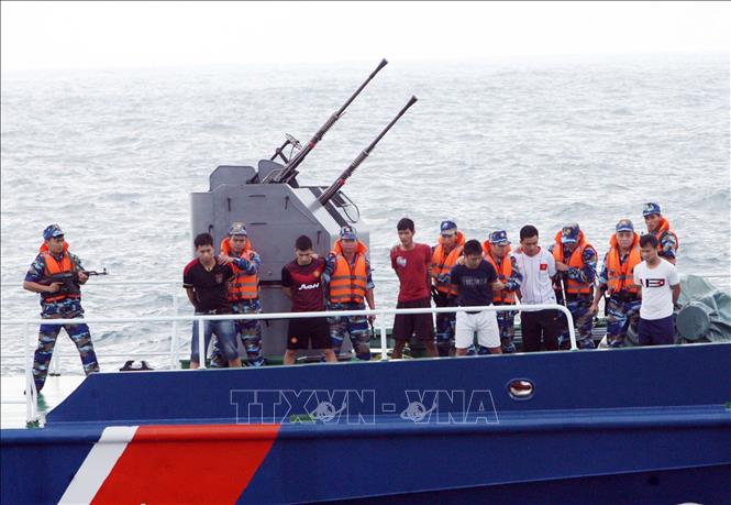 Xây dựng phòng thủ quân khu, khu vực phòng thủ vững chắc toàn diện, hợp thành phòng thủ đất nước; củng cố, tăng cường tiềm lực quốc phòng vùng chiến lược, trọng điểm, biển, đảo, khu vực biên giới, địa bàn xung yếu. Trong ảnh: Tàu cảnh sát biển thuộc Bộ Tư lệnh Vùng 2 Cảnh sát biển diễn tập chống cướp biển có vũ trang, buôn bán, vận chuyển hàng hóa trái phép và tìm kiếm, cứu nạn trên biển. Ảnh: Trọng Đức - TTXVN 